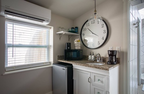 Key West Villa | Atlantis House Banyan Suite, close to beach, off-street parking, renovated