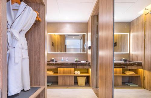Haizhu Hotel | Atour Hotel, Haizhu Jiangtai Road Subway Station, Guangzhou-Free shuttle bus service at the Canton Fair