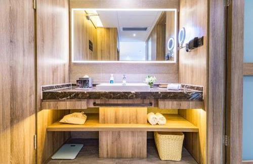 Haizhu Hotel | Atour Hotel, Haizhu Jiangtai Road Subway Station, Guangzhou-Free shuttle bus service at the Canton Fair