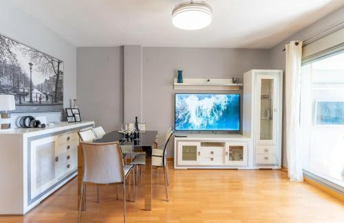 Almeria Apartamento | ATP La Goleta a 5 minutos de la Playa, Piscina, Frente a Recinto Ferial y Parking Privado Gratis!