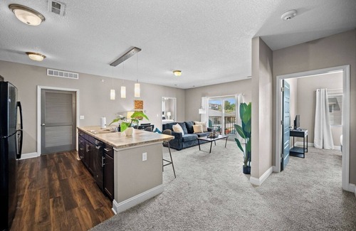 West Des Moines Apartamento | Attached Garage | Private Balcony | Gym & Tanning
