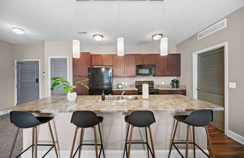 West Des Moines Apartamento | Attached Garage | Private Balcony | Gym & Tanning