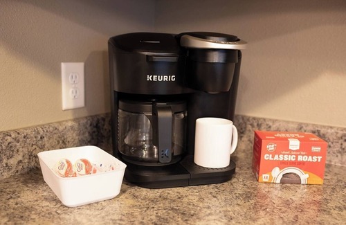 West Des Moines Apartamento | Attached Garage | Private Balcony | Gym & Tanning