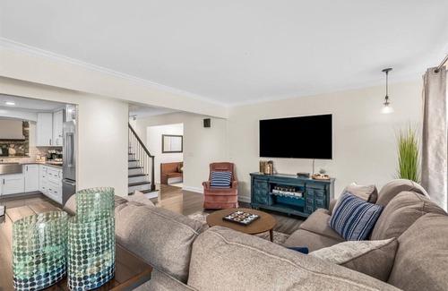 Farmington Hills Casa | Attainable Convenient Serenity in South East Michigan West Suburbs