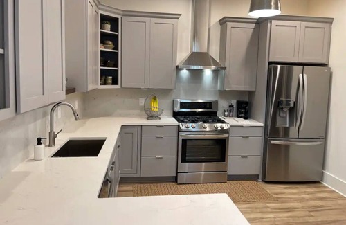 Alpharetta Apartamento | Attending wedding, work, festival, family or moving? Walkable & convenient