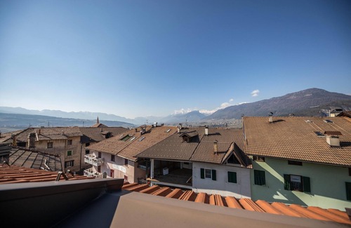 Revo Apartamento | Apartamento abuhardillado Groppello con vistas a la montaña y Wi-Fi; aparcamiento disponible