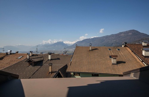 Revo Apartamento | Apartamento abuhardillado Groppello con vistas a la montaña y Wi-Fi; aparcamiento disponible