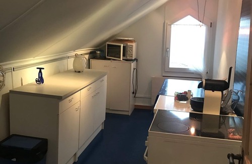 Leissigen Apartamento | Ático con vistas al lago de Thun y a las montañas.