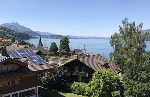 Leissigen Apartamento | Ático con vistas al lago de Thun y a las montañas.