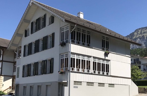 Leissigen Apartamento | Ático con vistas al lago de Thun y a las montañas.