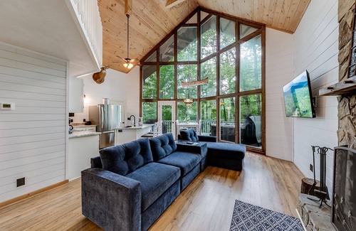 Sautee Nacoochee Casa | Attitude Adjustment - Treetop Chalet in Sky Lake – Rustic Charm with Hot Tub &