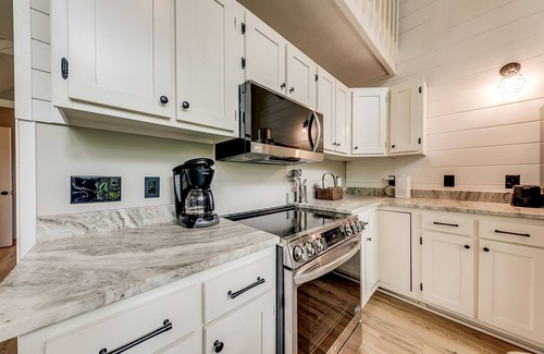 Sautee Nacoochee Casa | Attitude Adjustment - Treetop Chalet in Sky Lake – Rustic Charm with Hot Tub &
