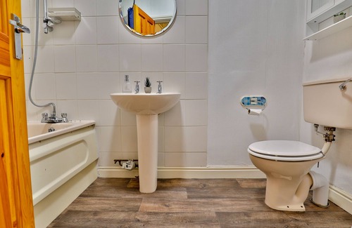 Hull Casa | Attractive property in Hull, with excellent road links shops and eateries.