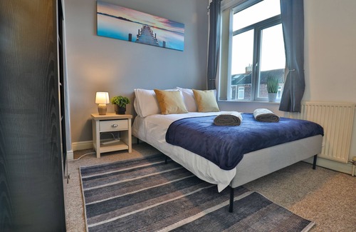 Hull Casa | Attractive property in Hull, with excellent road links shops and eateries.