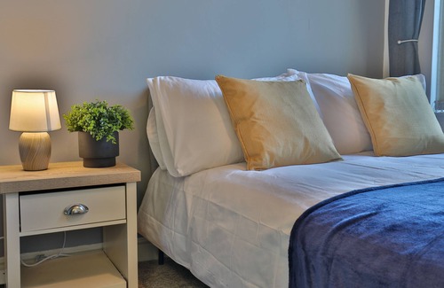 Hull Casa | Attractive property in Hull, with excellent road links shops and eateries.