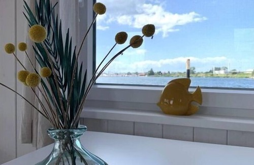 Grossenbrode Apartamento | Atractiva casa flotante en el lago