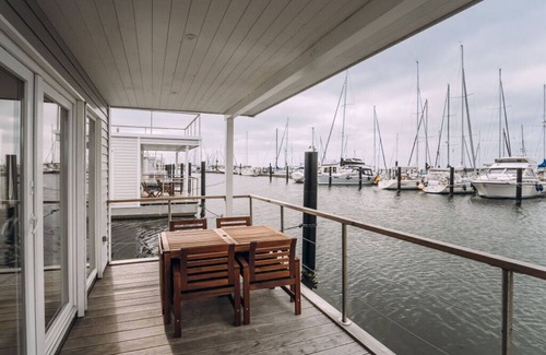 Grossenbrode Apartamento | Atractiva casa flotante en el lago