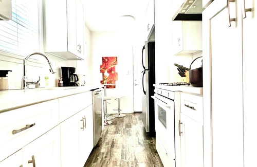Sherman Oaks Apartamento | Attractive Large One Bedroom near Shops