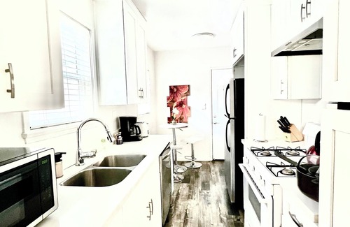 Sherman Oaks Apartamento | Attractive Large One Bedroom near Shops