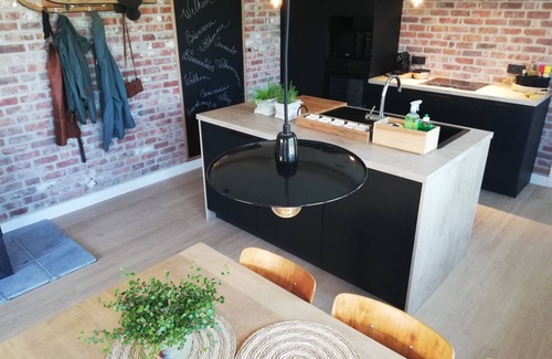 Sint-Laureins Casa | Attractive natural house set against the Leopold Canal.