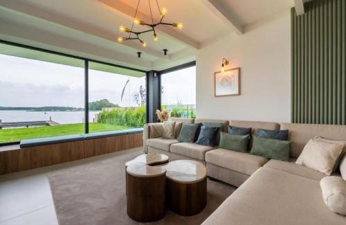 Kamperland Casa | Attractive villa with jetty