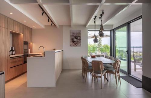 Kamperland Casa | Attractive villa with jetty