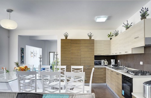 Muzini Casa | Atractiva villa con piscina, sauna y tenis de mesa