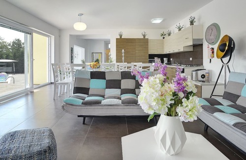 Muzini Casa | Atractiva villa con piscina, sauna y tenis de mesa