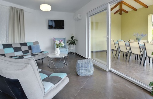 Muzini Casa | Atractiva villa con piscina, sauna y tenis de mesa