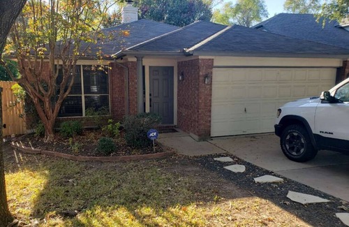 Milwood Casa | ATX Getaway! Pet Friendly-- Large Deck & Luxury Bath
