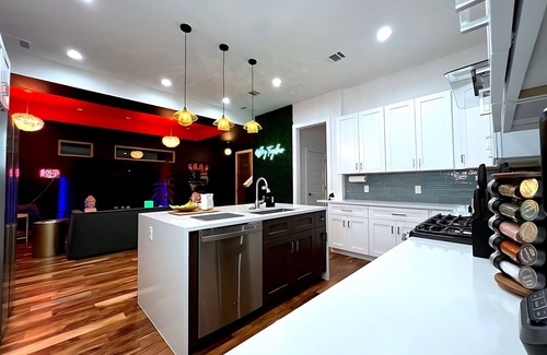MLK Casa | ATX Hype House 6th Street 5 min Drive