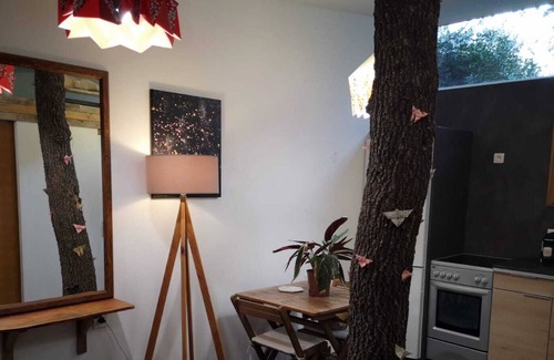 Roquefort-les-Pins Chalet De Esquí | Atypical cottage with tree inside CALM