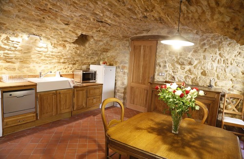 Sabran Apartamento | Casa atípica y muy cómoda en el corazón de una aldea de gardois.