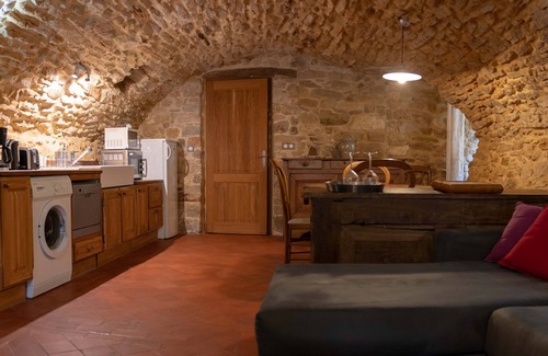 Sabran Apartamento | Casa atípica y muy cómoda en el corazón de una aldea de gardois.