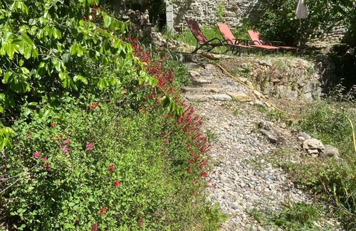 Molieres-sur-Ceze Cabaña | Atypical Cottage: Stone House Hosting an Art Gallery Cottage, Large Terrace