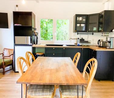 Plesidy Chalet De Esquí | Atypique Chalet la rivière sous votre fenêtre