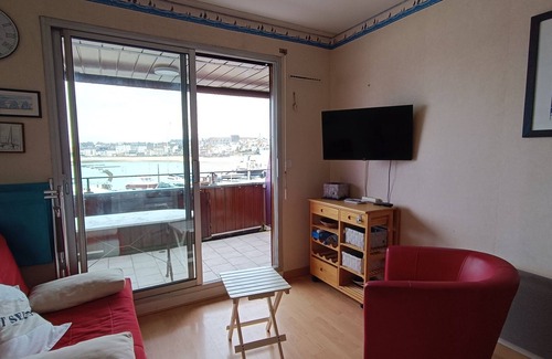 La Cite Apartamento | Au Bord de Mer - apartment on marina with balcony and sea view.