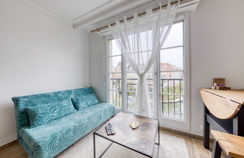Cergy Apartamento | 🌟AU BORD DU PORT🌟, relaxing studio with water view