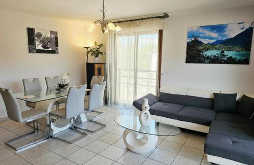 Saint-Jorioz Apartamento | Au cœur de St Jorioz, spacieux appartement avec terrasse et vue montagne.