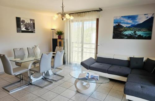 Saint-Jorioz Apartamento | Au cœur de St Jorioz, spacieux appartement avec terrasse et vue montagne.