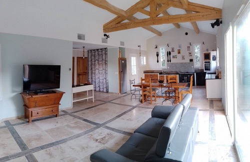 La Roque-sur-Pernes Villa | a penequet, under the oaks, lulled by the cicadas and the water from the waterfall
