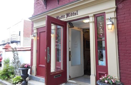 Vieux-Quebec-Cap-Blanc-colline Parlementaire Hotel | Au Petit Hôtel