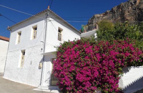 Leonidio Casa | Au pied de la falaise rouge