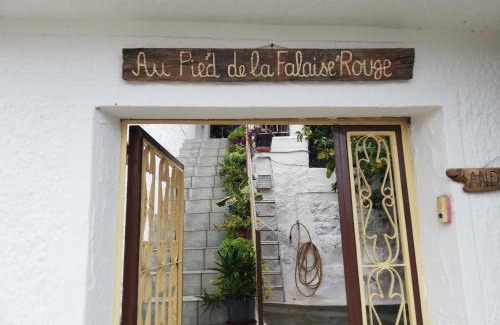 Leonidio Casa | Au pied de la falaise rouge