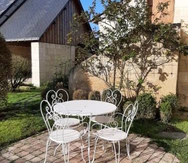 Gennes-Val-de-Loire Cama Y Desayuno | Au pied du Lavoir chambre Germaine