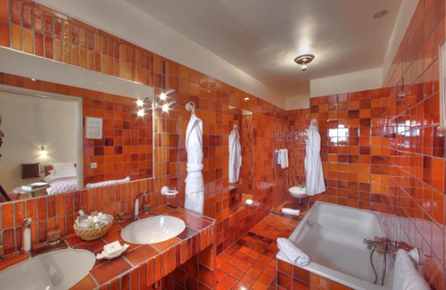 Noves Hotel | Auberge De Noves Domaine Du Deves
