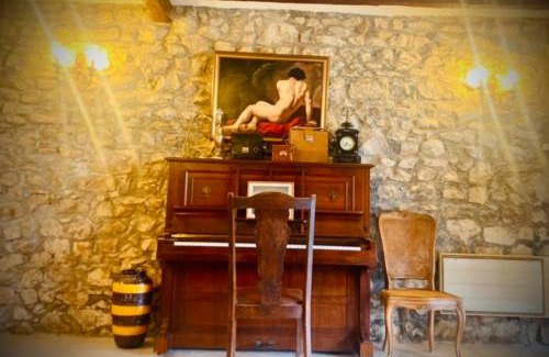 Anjouin Casa | Auberge du chant du coq