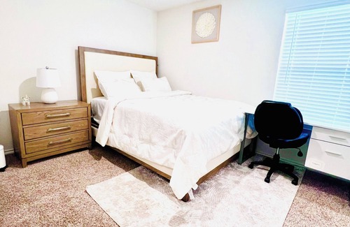 Aubrey Casa | Aubrey Haven – Private bedroom Suburban Comfort