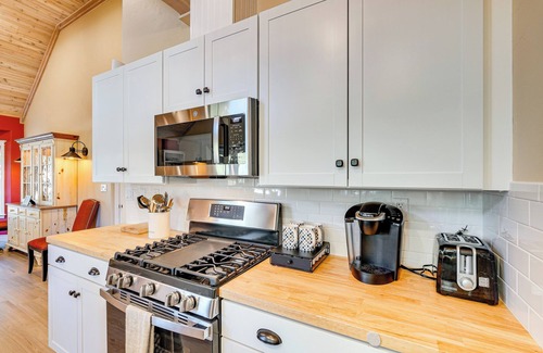 Auburn Cabaña | Auburn Farmhouse w/ Fireplace, Close to Wineries