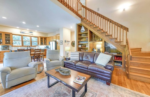 Smith Mountain Estates Casa | Auburn Game Day Getaway on Lake Martin w/ Dock!